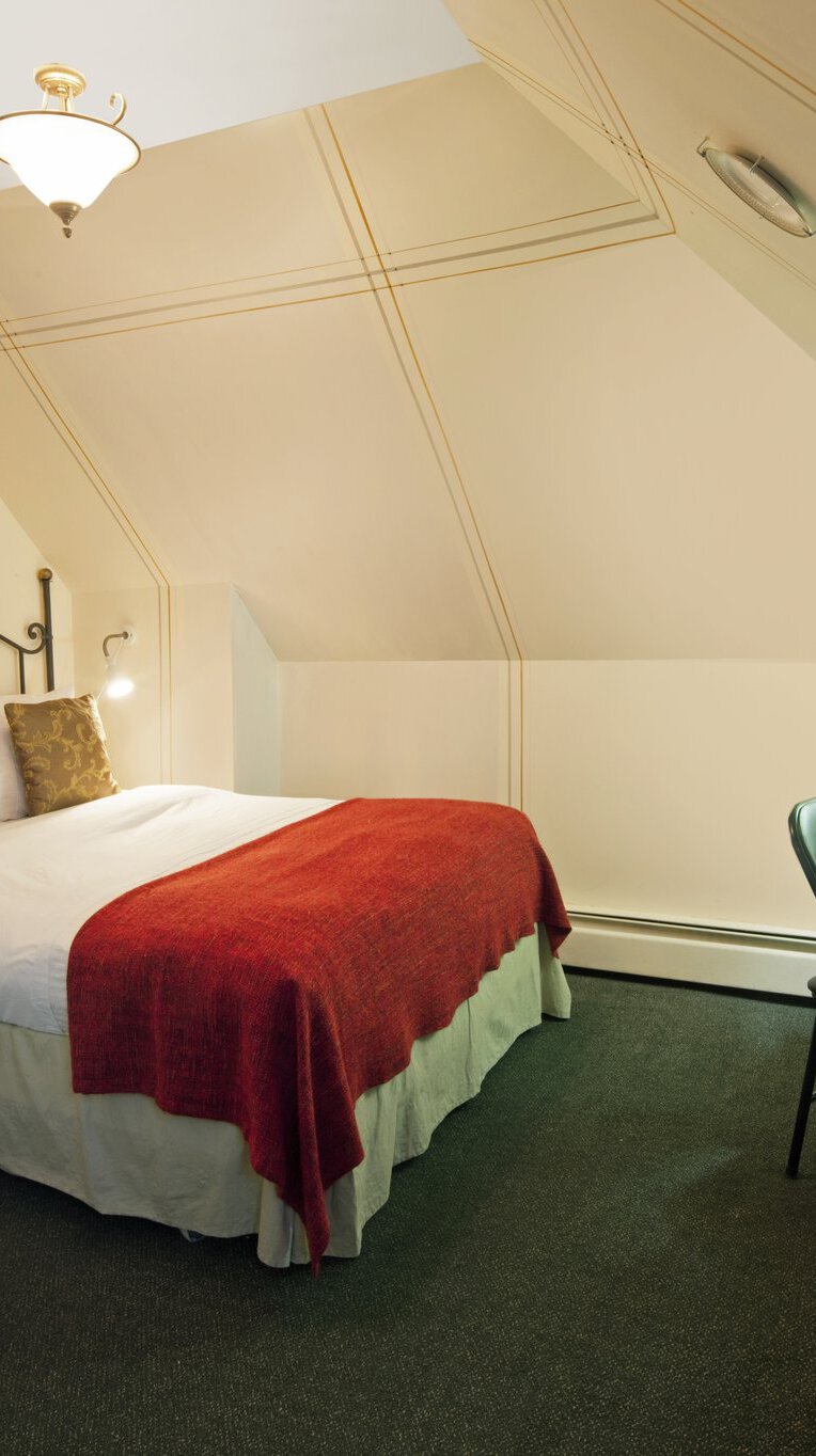 Standard Double guest room with a double bed, a desk, and a TV